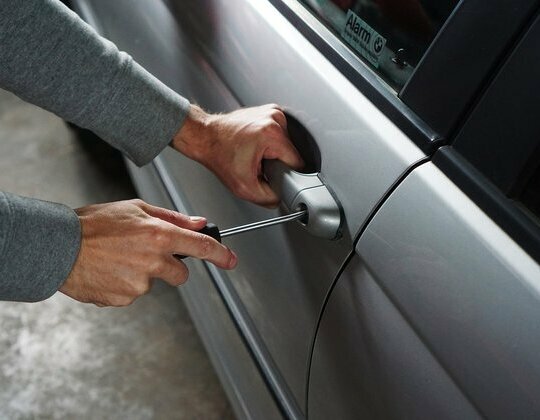 Zabezpieczenia przeciwko kradzieży w samochodzie to gwarancja, że Twoje auto nie padnie łupem złodziei pojazdów.