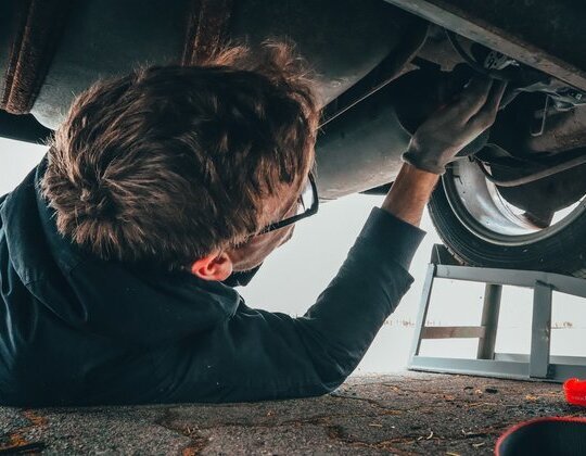Zwróć uwagę, co obejmuje autocasco, do jakiej kwoty ubezpieczyciel będzie mógł Ci pomóc i na jakich zasadach naprawi auto.