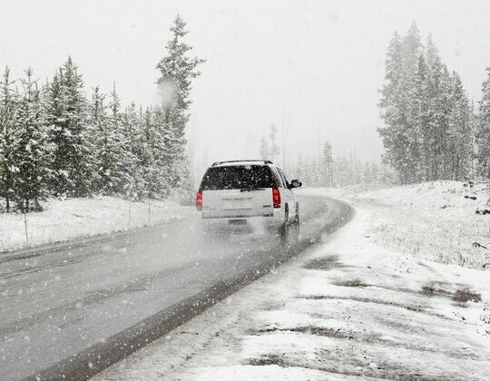 Twój silnik może być w gorszej kondycji w czasie mrozów. Niskie temperatury mogą uniemożliwić Ci uruchomienie auta. Zimą oprócz ubezpieczenia samochodu może się przydać także assistance, które zapewnia komfort nawet w czasie mrozu i śniegu.