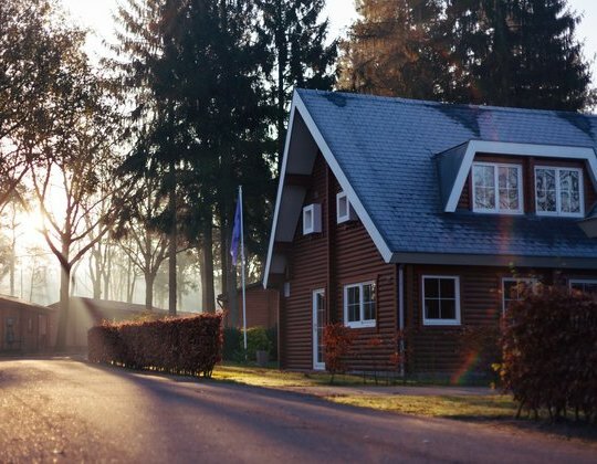 Chcesz ubezpieczyć dom? Do wyboru masz polisy na sumy stałe i na pierwsze ryzyko. Porównaj i kup korzystniejszą. Ubezpieczenie na pierwsze ryzyko pozwoli ochronić Twoją nieruchomość przed pierwszym zdarzeniem z OWU.