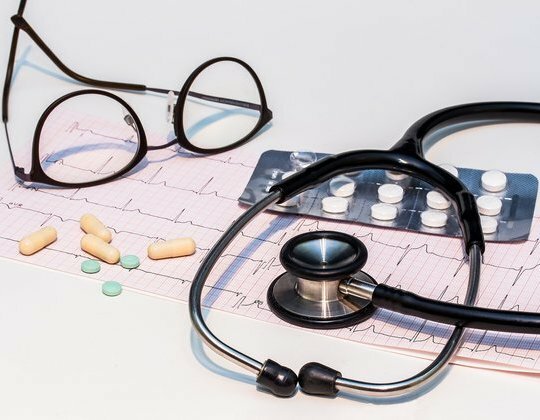 Alternatywą dla ubezpieczenia w NFZ jest prywatna opieka zdrowotna. Polisa dostępna jest w Krajowym Programie Zdrowotnym. Dobrowolne ubezpieczenie w NFZ to opcja dla wszystkich, którzy nie są objęci powszechnym ubezpieczeniem zdrowotnym.