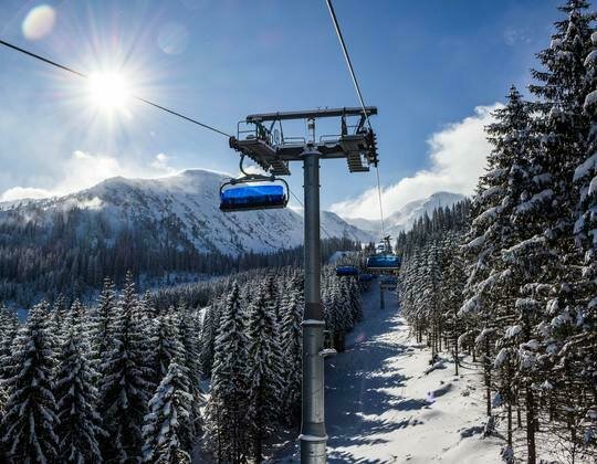 Kompleksowe ubezpieczenie turystyczne z rozszerzeniem o narty to dobry wybór dla każdego narciarza.