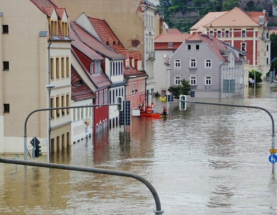 Właściciele domu na terenach zalewowych powinni koniecznie pomyśleć o dobrej polisie na wypadek powodzi.