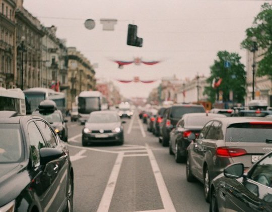 Mandaty i pouczenia to kary, które grożą kierowcom za niedostosowanie się do jazdy na suwak zgodnej z przepisami. Nagłe zwężenie drogi może wprowadzać chaos. Nowy przepis ma zapewnić jasną kolejność przejazdu i płynność ruchu.