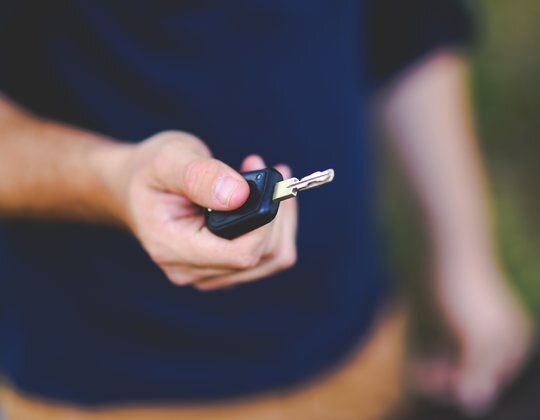 Korzystnym momentem do zakupu auta jest wyprzedaż rocznika – kupujesz nowy samochód w niższej cenie. Pakiet OC/AC jest dobrym rozwiązaniem dla właścicieli aut kupionych na wyprzedaży rocznika.