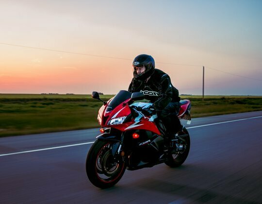Ubezpieczenie motocykla bez odpowiedniego prawa jazdy to nie problem. Zakup polisy będzie możliwy. Nie musisz mieć prawa jazdy kategorii A, aby ubezpieczyć należący do Ciebie motocykl.