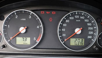 Kontrolki w samochodzie – co oznaczają poszczególne lampki na desce rozdzielczej?