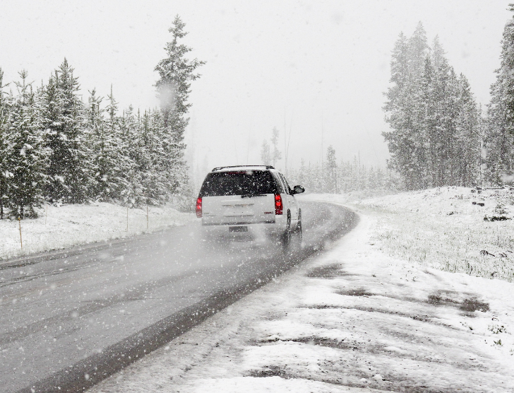 Jak bezpiecznie zimą jeździć samochodem?