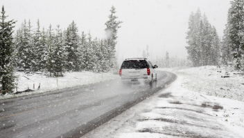 Jak bezpiecznie zimą jeździć samochodem?