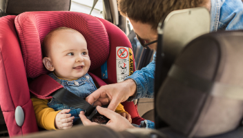 Przewóz dzieci w samochodzie - do kiedy musi być w foteliku? Aktualne przepisy