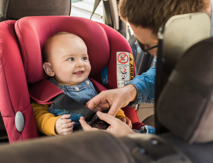 Przewóz dzieci w samochodzie - do kiedy musi być w foteliku? Aktualne przepisy