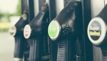 Oznaczenia paliw na stacjach benzynowych – wyjaśnienie