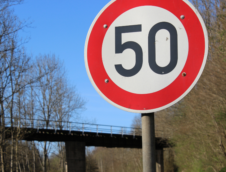 Limity prędkości na drogach w Polsce – przepisy i ograniczenia