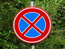Zakaz postoju a zakaz zatrzymywania się – czym się różnią? - CUK Ubezpieczenia