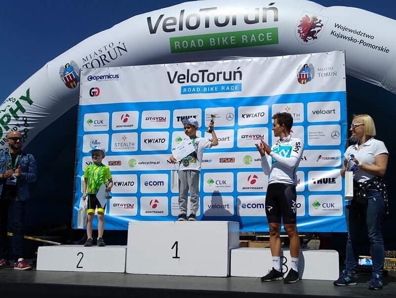 Wyścig VeloToruń zakończony z sukcesami. Na podium najlepsi młodzi kolarze.