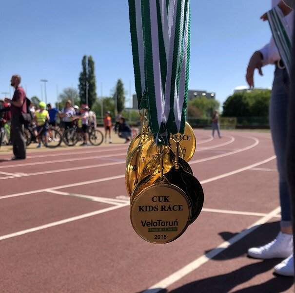 Aż tyle medali czekało na małych uczestników CUK Kids Race. CUK Ubezpieczenia wsparciem dla młodych sportowców.