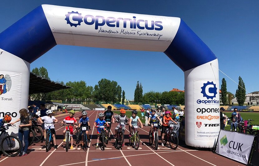W wyścigu kolarskim wzięły udział także dzieci wspierane przez CUK Ubezpieczenia - sponsora Akademii Copernicus.