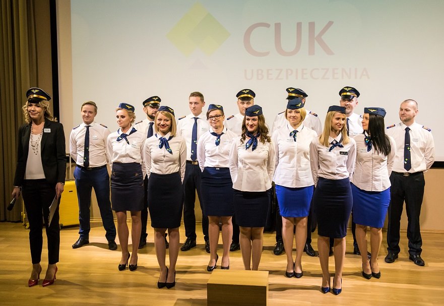 Pracownicy Działu Rozwoju Sieci Zewnętrznej w przebraniach załogi samolotu w czasie rozdania Złotych Rombów 2018.