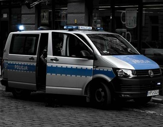 Policjant zatrzymujący dowód rejestracyjny wydaje zaświadczenie, które pozwoli Ci dojechać do stacji diagnostycznej. Policjant może dokonać wirtualnego zatrzymania dowodu rejestracyjnego jeśli Twoje auto nie ma ważnego przeglądu technicznego.