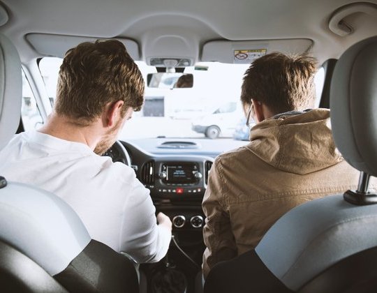 Kierowca odpowiada za wyrządzone szkody w czasie przejazdu Blablacarem. Co jednak, jeśli wypadek nie jest z jego winy? Przejazd z Blablacar niestety może skończyć się wypadkiem. Kto ponosi odpowiedzialność za szkody i czy musi to być kierowca?