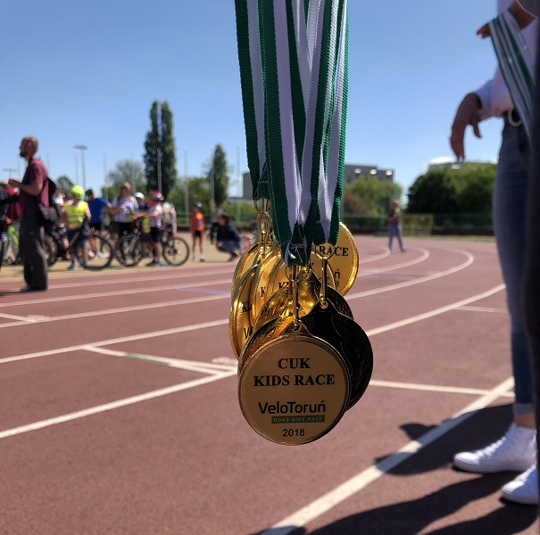 Aż tyle medali czekało na małych uczestników CUK Kids Race. CUK Ubezpieczenia wsparciem dla młodych sportowców.