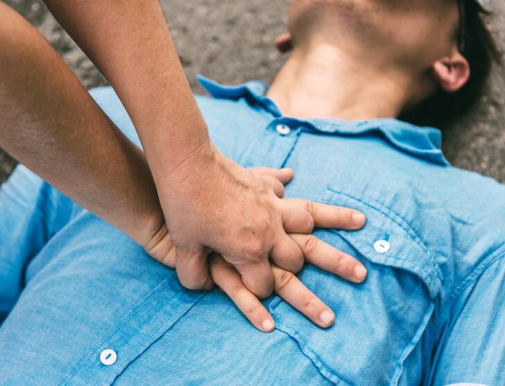 Pierwsza pomoc przy wypadku drogowym – wszystko, co musisz wiedzieć