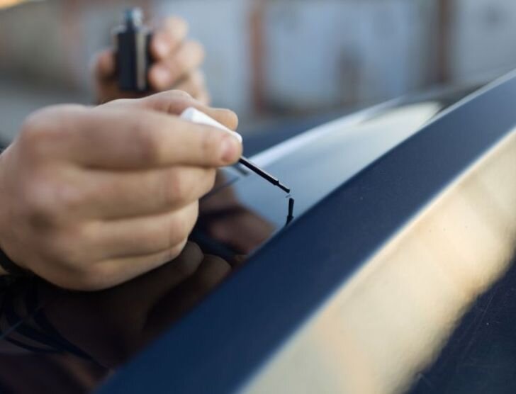 Odprysk lakieru na samochodzie – co warto wiedzieć?