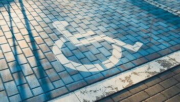 Jakie uprawnienia daje karta parkingowa dla niepełnosprawnych?