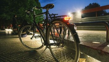 Bezpieczeństwo rowerzystów i pieszych po zmroku