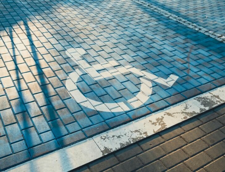 Jakie uprawnienia daje karta parkingowa dla niepełnosprawnych?
