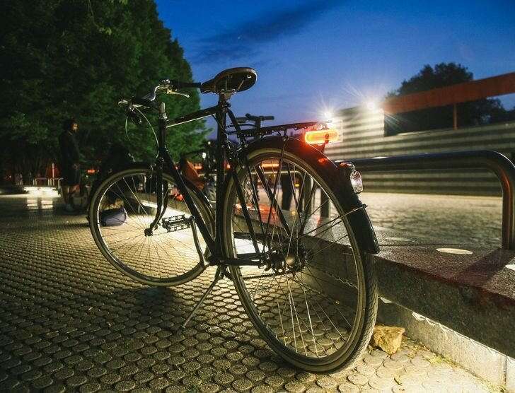 Bezpieczeństwo rowerzystów i pieszych po zmroku