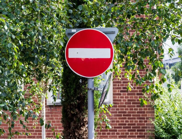 Co oznacza znak zakazu wjazdu i kogo dotyczy?