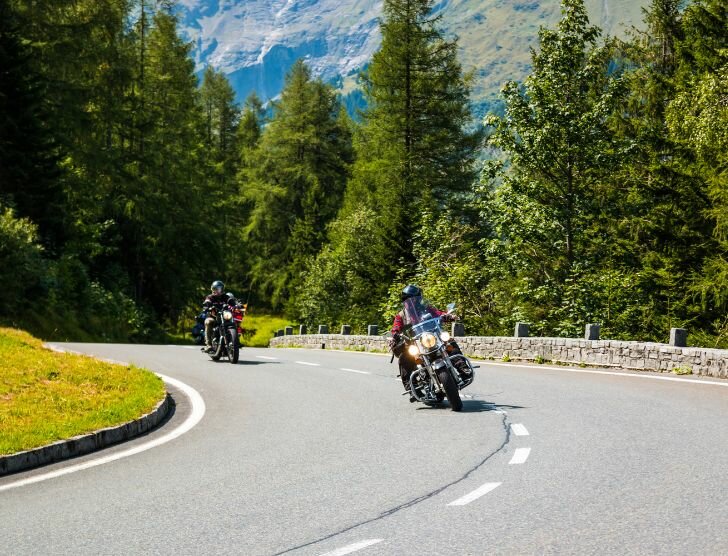 Podróż motocyklem po Europie – jak ją zaplanować i co zabrać ze sobą?