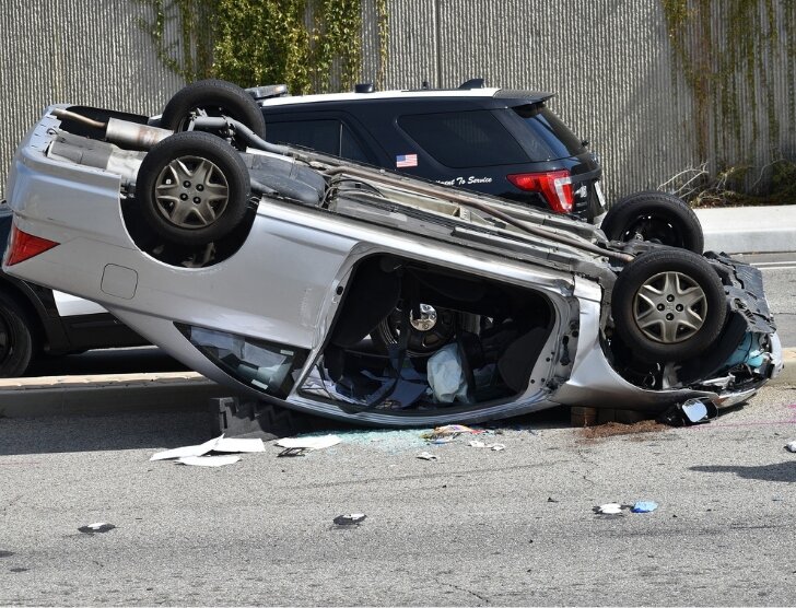 Nieudzielenie pomocy poszkodowanemu – jakie są kary i konsekwencje?