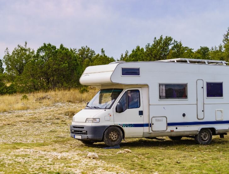 Jakie uprawnienia trzeba mieć do prowadzenia kampera?