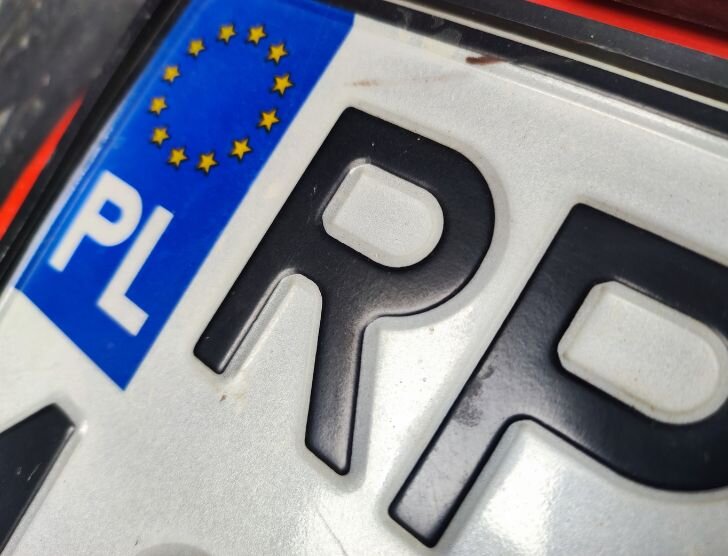 Małe tablice rejestracyjne – kto może je mieć? Ile kosztują, gdzie wyrobić?