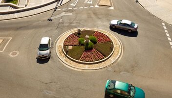 Kto ma pierwszeństwo na rondzie? Sprawdź zasady ruchu!