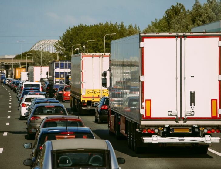 Zakaz wyprzedzania dla ciężarówek w Polsce – wszystko, co musisz wiedzieć