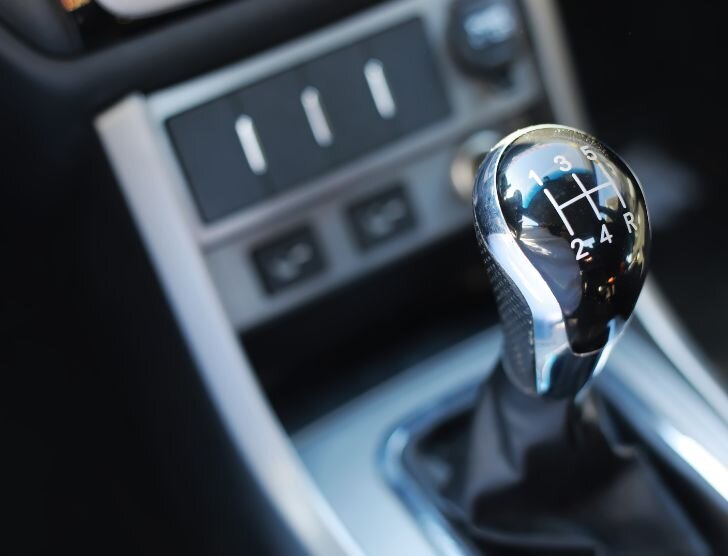 Jak prawidłowo hamować silnikiem?