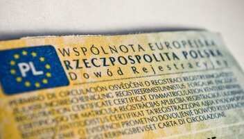 Jaki jest całkowity koszt rejestracji samochodu w 2024 roku w Polsce?