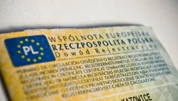 Jaki jest całkowity koszt rejestracji samochodu w 2024 roku w Polsce?