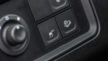 Jakie są systemy bezpieczeństwa w samochodach?