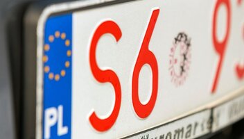 Co oznaczają czerwone tablice rejestracyjne?