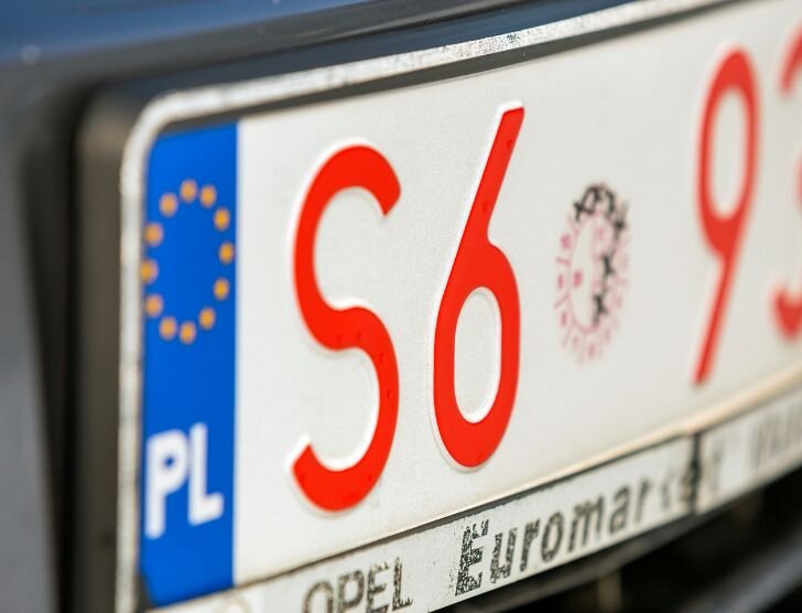 Co oznaczają czerwone tablice rejestracyjne?