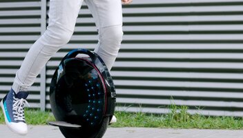 Monocykl elektryczny – czym jest i jakie przepisy obowiązują jego użytkowników?