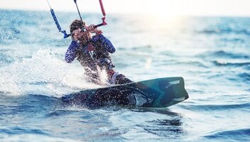 Gdzie się wybrać na kitesurfing? Najlepsze miejsca w Polsce i w Europie.