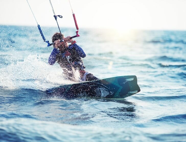 Gdzie się wybrać na kitesurfing? Najlepsze miejsca w Polsce i w Europie.