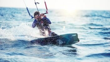 Gdzie się wybrać na kitesurfing? Najlepsze miejsca w Polsce i w Europie.