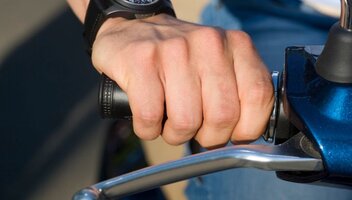 Jak poprawnie hamować motocyklem?
