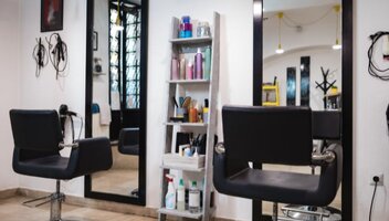 Co powinno obejmować ubezpieczenie salonu fryzjerskiego?